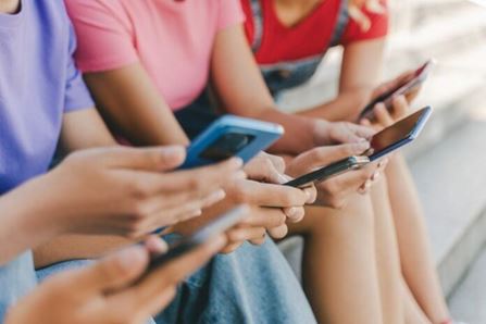 Aπαγόρευση social media για παιδιά κάτω των 15
